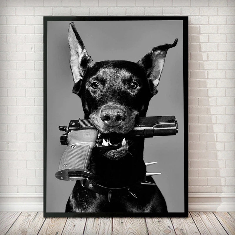 Quadro Decorativo Doberman com Arma – 40x60cm Preto e Branco Estilo Luxo para Sala ou Quarto