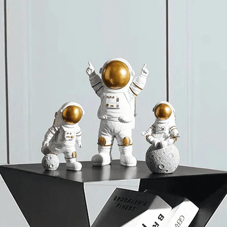Kit 3 Astronautas Decorativos Kawaii – Espaço, Lua e Estilo Divertido para Quarto e Festa