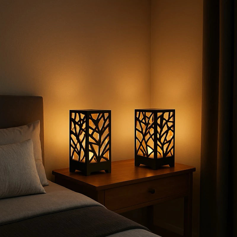 Abajur de Mesa Cubo Arabesco Preto – Luminária Decorativa em MDF com Recorte a Laser e Tomada Bivolt para Sala ou Quarto
