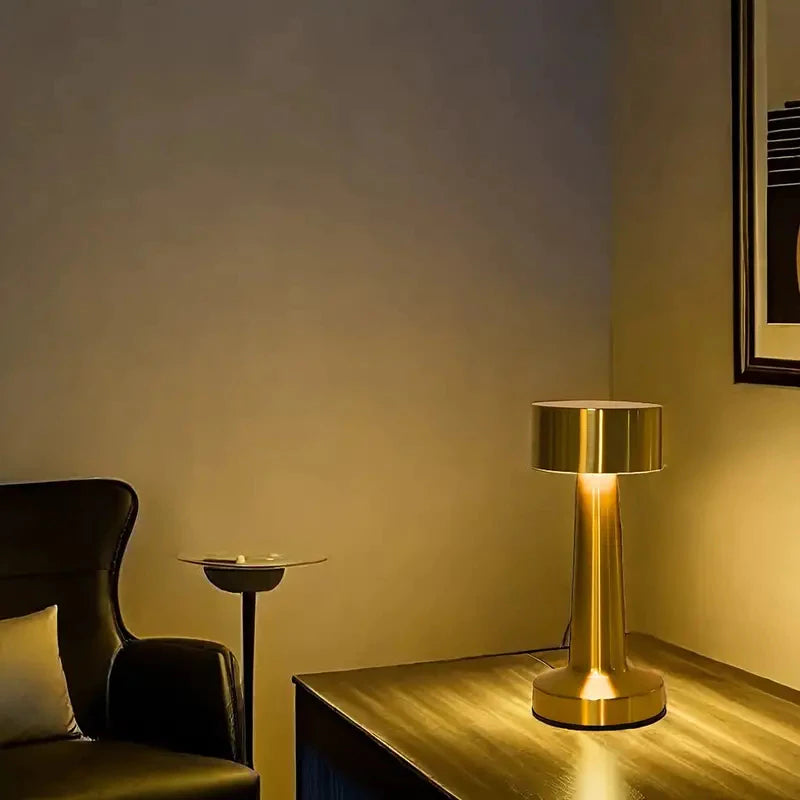 Candeeiro de Mesa LED Dourado com Toque – Luminária Sem Fio Recarregável de Metal para Escritório, Sala ou Quarto