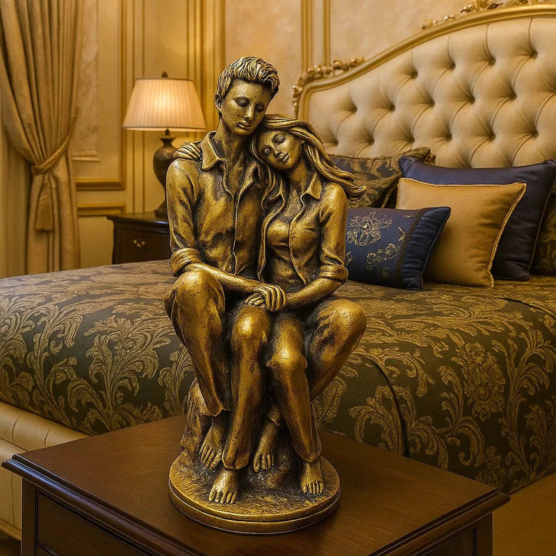 Escultura Casal Sentado – Estátua Decorativa de Luxo em Gesso Mineral | Amor e Sofisticação